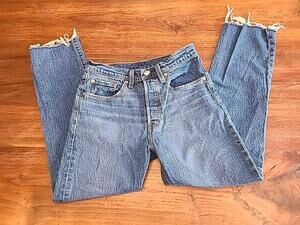 Levis 501 Jeans Women 26 Skinny Button Fly Mom Jeans Medium Wash Mid Fray